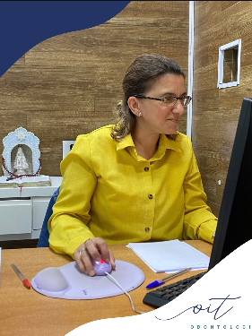 Profissional da Oit Odontologia em atendimento no consultório